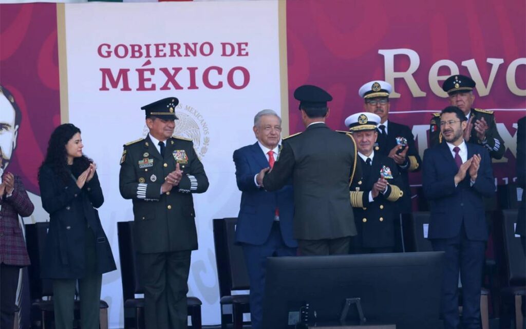 AMLO entrega reconocimientos a militares y deportistas mexicanos ...